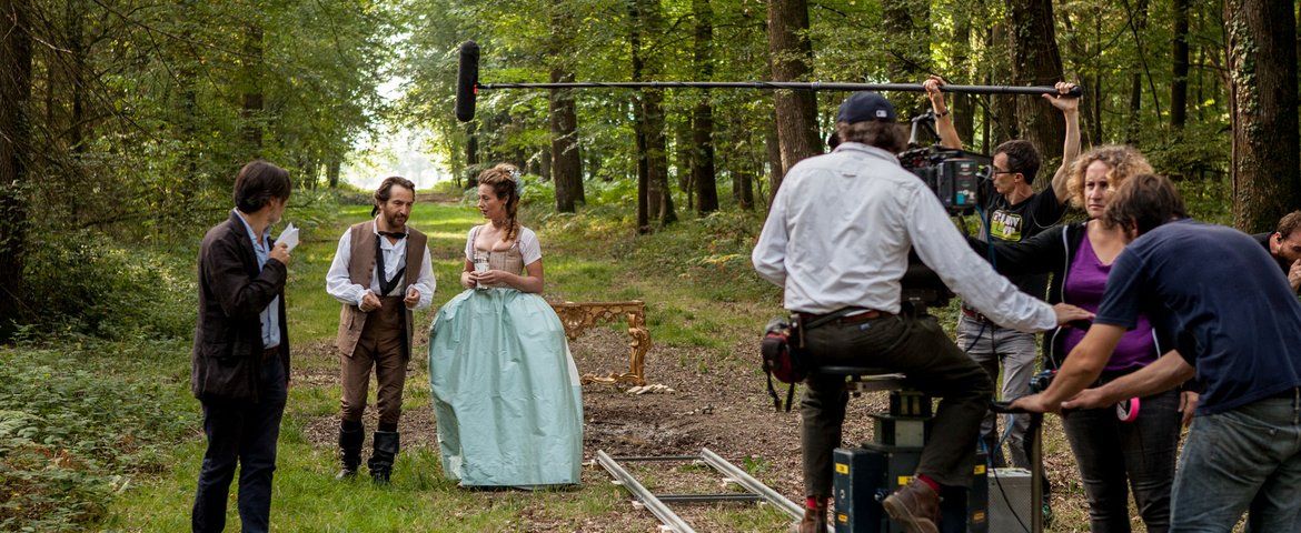 Tournage d'une scène de cinéma  avec deux acteurs se promenant en foret