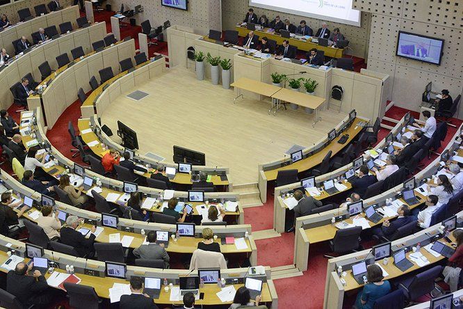 élus réunis en session extraordinaire dans l'hémicycle