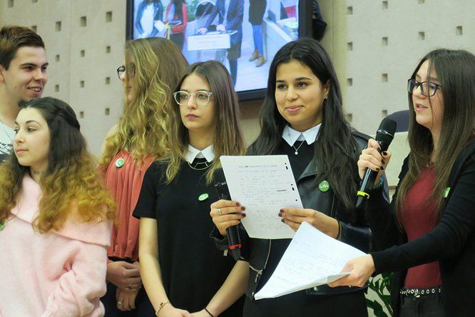 groupe de lycéennes parlant au micro dans l'hémicycle de l'Hôtel de Région