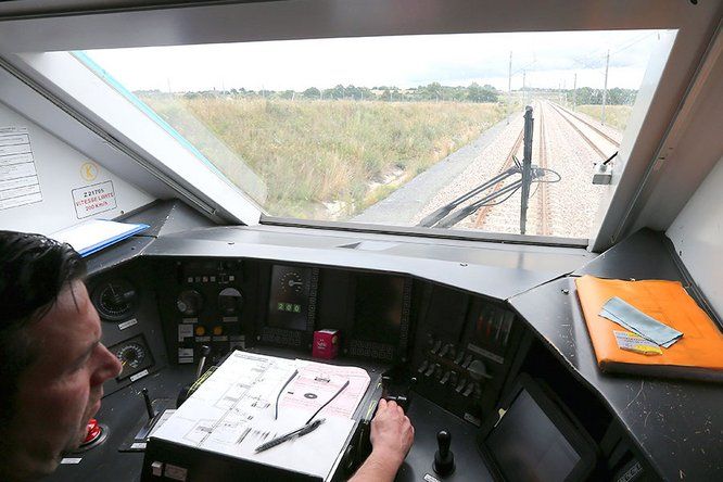 conducteur de train dans cabine