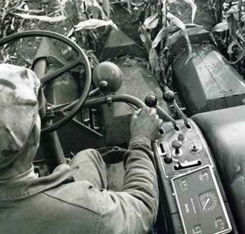 image ancienne d'un agriculteur au volant de son tracteur