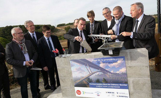 Pose de la 1ère pierre Contournement Nord de Château-Gontier Viaduc sur la Mayenne. Johann Boblin (Vice-Président infrastructures routières de la commission Transports, mobilité, infrastructures), Philippe Henry (Vice-Président Infrastructures numériques de la commission Transports, mobilité, infrastructures), Olivier Richefou (Président, CD 53)