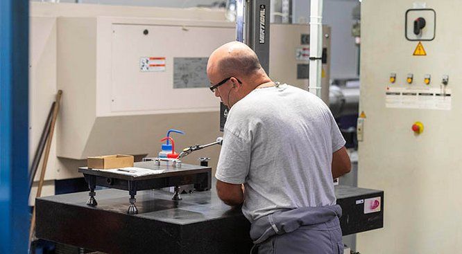 Homme travaillant dans un atelier