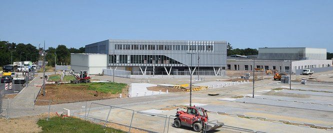 Vue du chantier avec une pelleteuse devant le Lycée de Nort-sur-erdre 