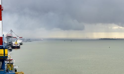Vue panoramique de l'estuaire de la Loire avec le port industriel
