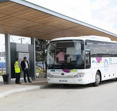 car électrique stationné à une gare routière