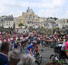 Tour de France à Mayenne, les cyclistes et nombreux spectateurs 