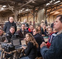 Bruno Retailleau en visite dans une exploitation agricole, agriculteurs et vaches à l'étable 