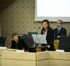 Christelle Morançais, présidente du Conseil régional des Pays de la Loire parle au micro dans l'hémicycle à l'occasion d'une session du parlement