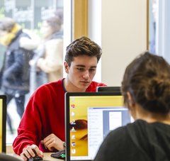 2 jeunes utilisant chacun un ordinateur