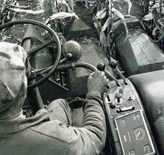 image ancienne d'un agriculteur au volant de son tracteur