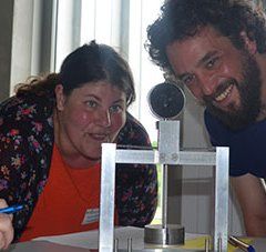 portrait de 3 personnes lors d'un séminaire entre scientifiques et enseignants