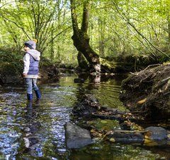 enfant qui joue dans l'eau